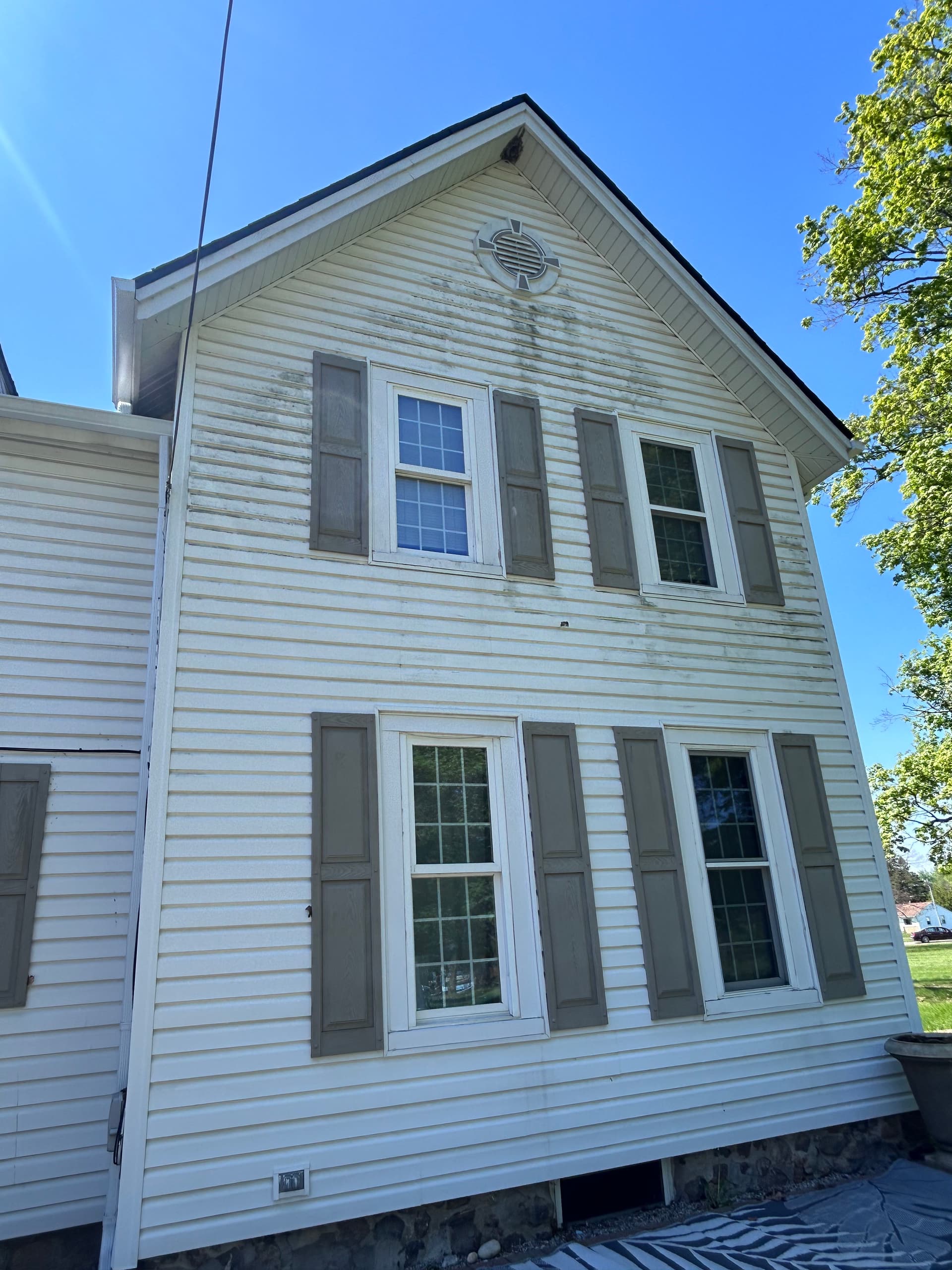 Gallery photos for Owosso House Wash Removes Organic Staining from Top to Bottom: Image #1