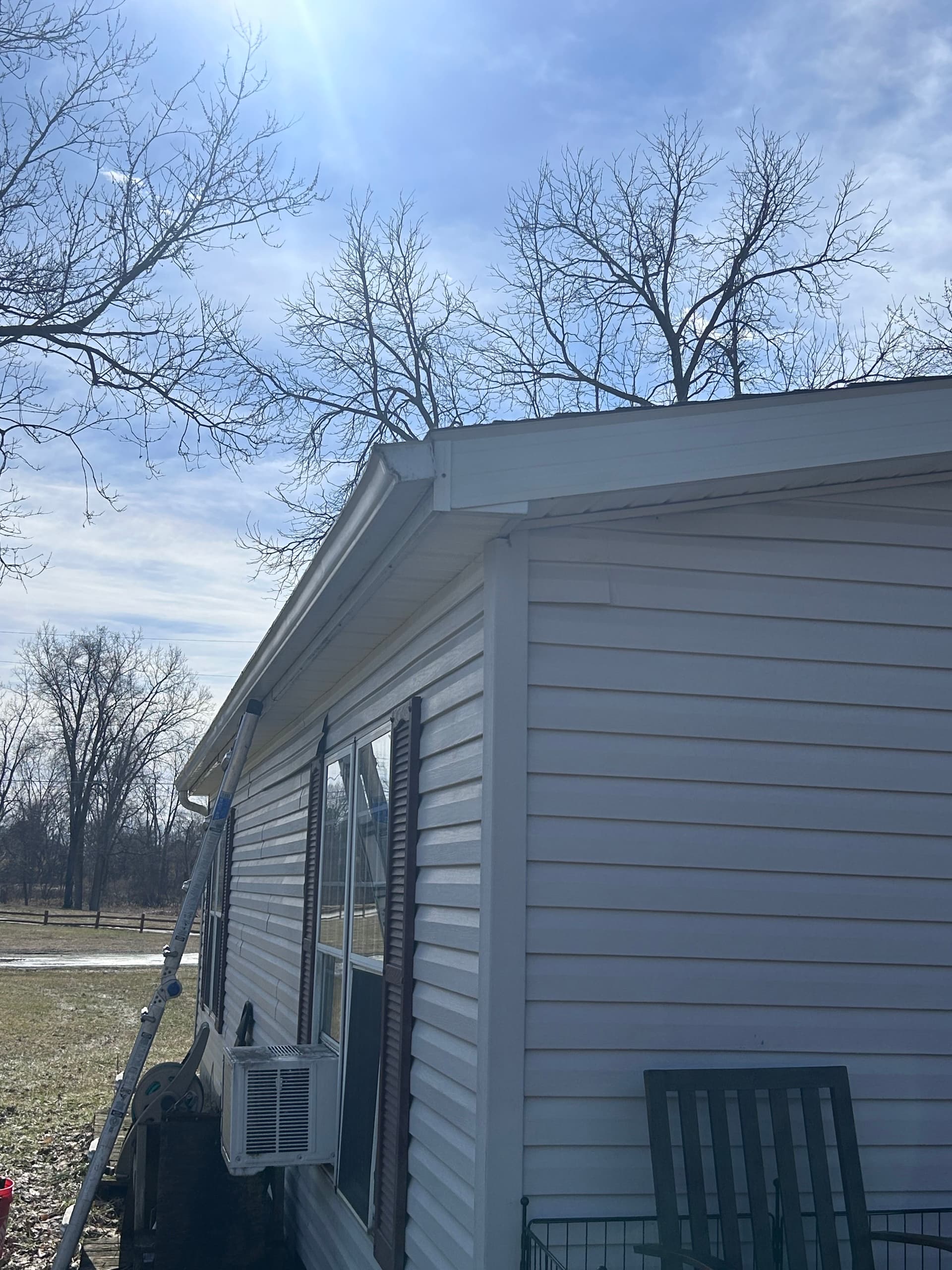Gallery photos for Gutter Cleaning and Repair Under Sunny Skies: Image #1