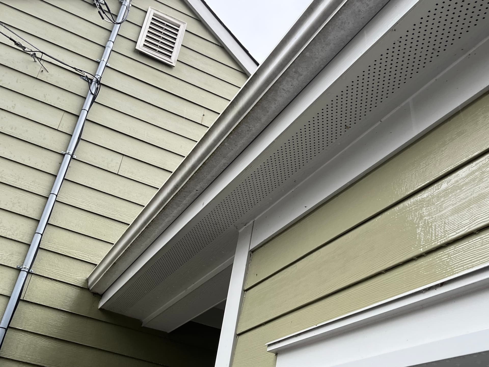 Fresh and Bright Gutters with Arrowhead Exterior image