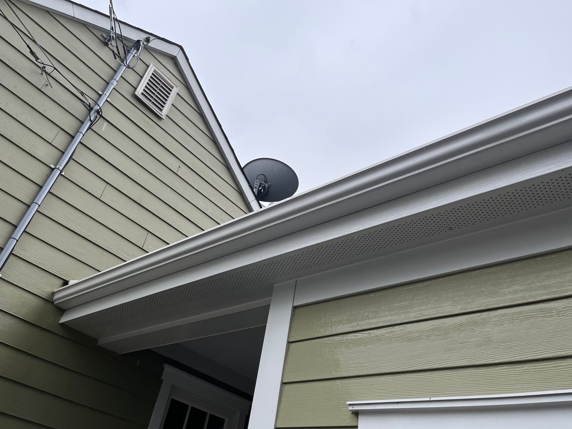 Gallery photos for Fresh and Bright Gutters with Arrowhead Exterior: Image #1
